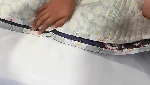 Kadın uçuş görevlisi binmeden önce alıyor