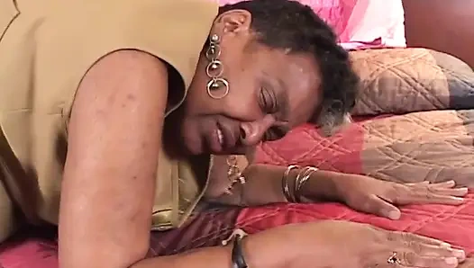 Büyük tombul zenci anne genç adamı seviyor