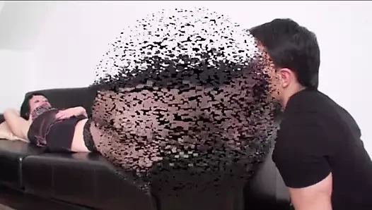 Ayak parmağını emiyor