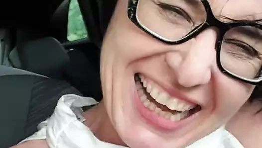 Julie köprünün altında blang çekiyor