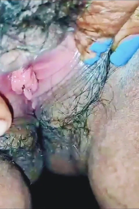 Hintli kız amını parmaklıyor ve amına masaj yapıyor ve göğüslerine bastırıyor.