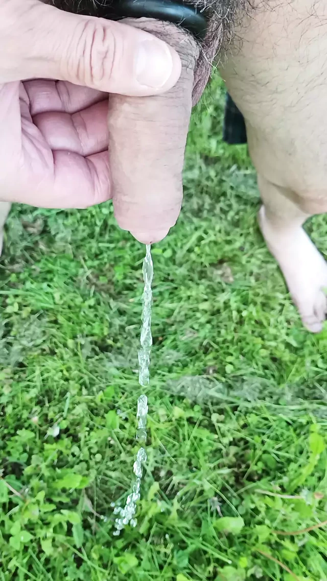 Kıllı yarağımla açık havada işiyorum