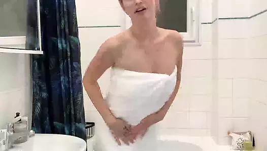 Güzellik banyoda mastürbasyon yapıyor