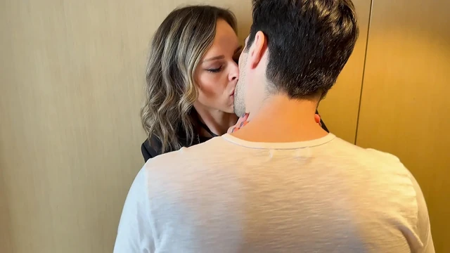 Жена трахается с двумя членами после ночи, прежде чем быть покрытой спермой / хотвайф