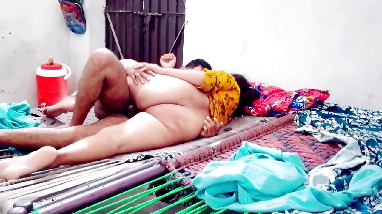 Parte  andato a casa di bhabhi durante le vacanze estive e mi diverto molto con il mio adorabile india, catturato in camer