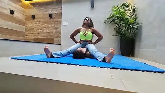 Veronica ve kölesi tarafından göbek ve göğüs oturuyor