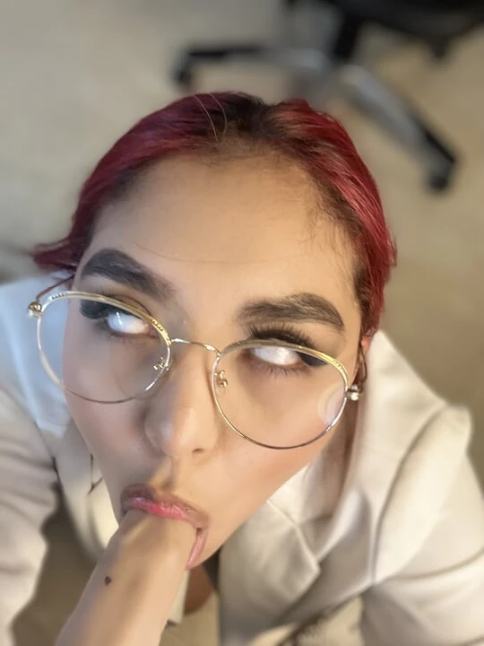 Sekreter patronunu sikiyor!!