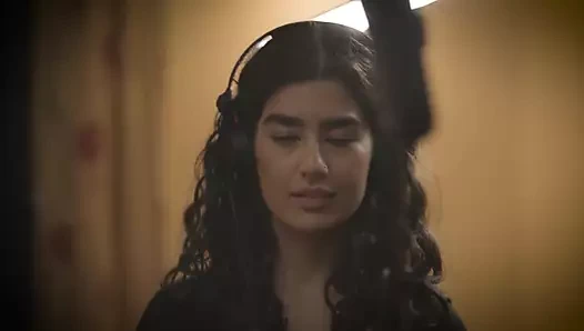 Kızıl saçlı domme zara durose itaatkar adamı emiyor ve sikiyor