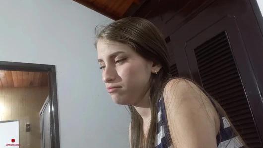 Masum yüzlü üvey kız kardeşim bana harika bir oral seks yapmasına izin vermemi istiyor