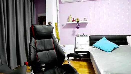 Büyük ve doğal göğüslü güzel kız vücudunu sergiliyor