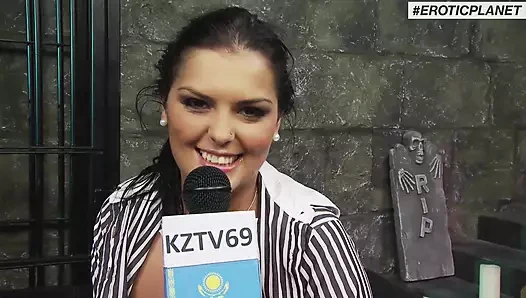 İki lezbiyen kırbaçlıyor, yalıyor ve bir adama katılıyor