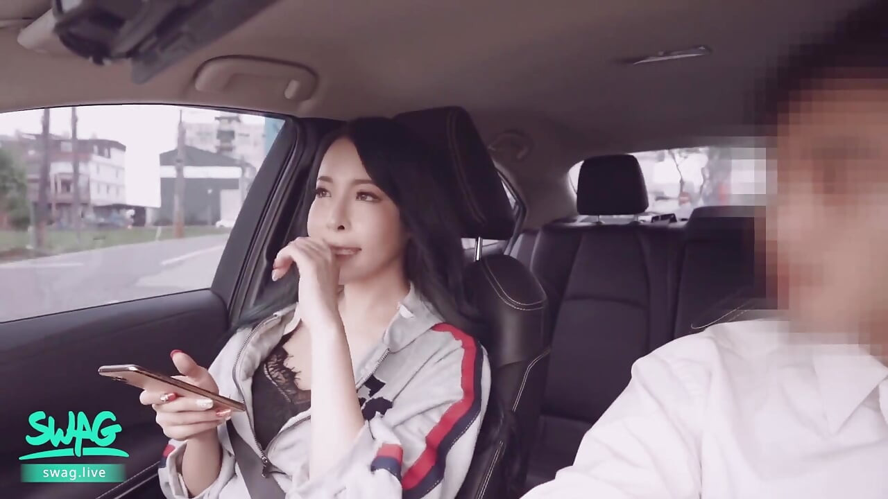 Büyük memeli Asyalı uber için sert sikişiyor