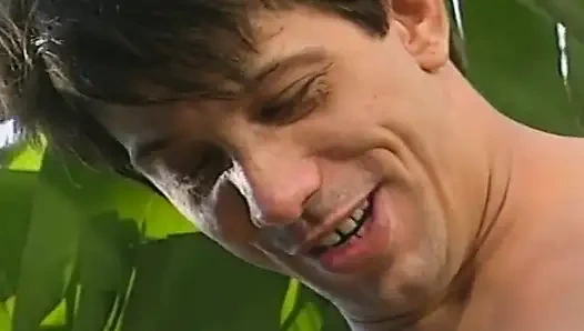 Sarışın hatun açık havada yalanıyor ve sikiliyor