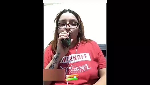 Güzel dövmeli kız bana göğüslerini ve amını göstermek istiyor