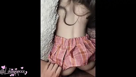 20 yaşındaki kız yaşlı bir adam tarafından yüz aşağı sikiliyor