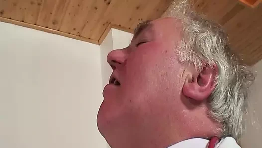 Harika bir Alman hemşire yaşlı bir adamı hareketleri ile memnun ediyor