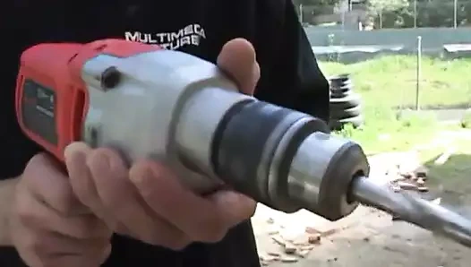 Tombul vücutlu vahşi esmer evde sert çifte penetrasyon seansı yapıyor