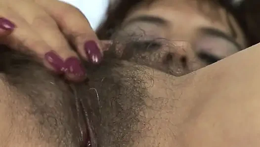 Kıllı olgun amcık yapay penisin tadını çıkarıyor