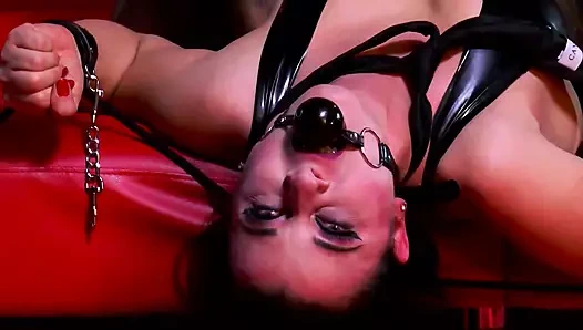 İlk kez bir dominatrix ile birlikte ve kadın onu sakso çekiyor ve sikiyor