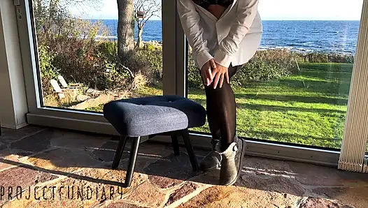Ugg çizmeli ve çoraplı bayan pencerede seks