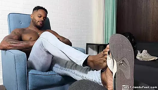 Kaslı siyah adam Kevin A lezzetli ayaklarını gösteriyor