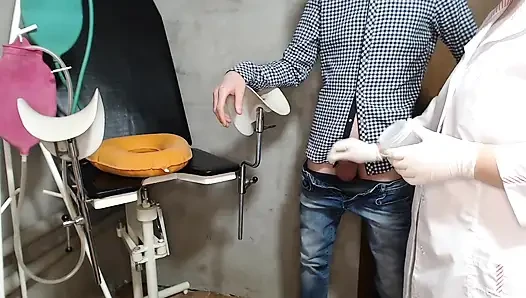 Büyük memeli bir hemşire bir hastanın boşalmasına izin veriyor