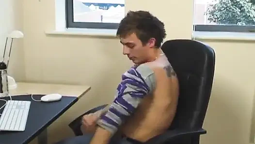 Lee genç yarağıyla oynuyor