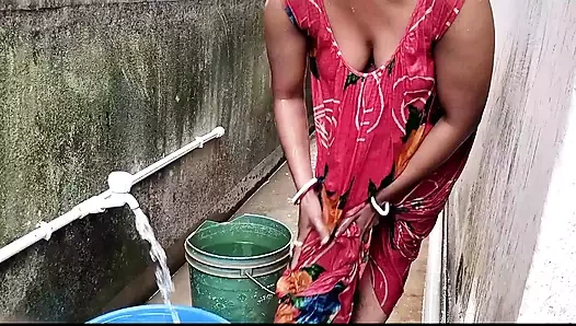 Evli kadın ko chuda jab vo bahar balkani me nha rhi rhi, Hintçe hd porno video seks