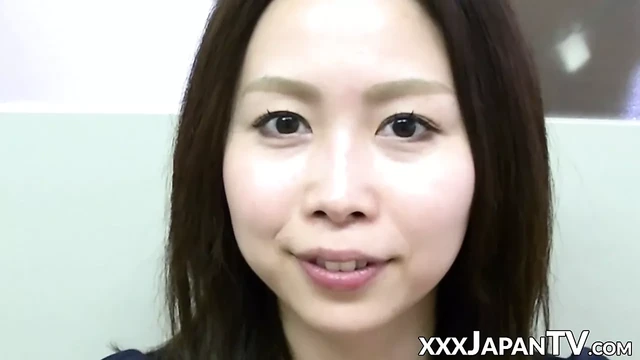 Japon bayanlar yakın çekimde minik pussies sunan
