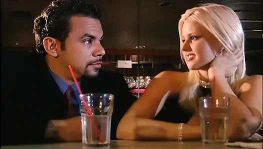 Hannah Harper bu araba sikiş sahnesinde bacaklarını geniş açıyor