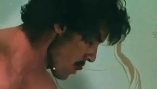 Güzel orta yaşlı seksi kadın büyük yarağı emiyor ve yüzüne boşaltıyor
