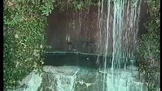 Azgın adam sikini emdirirken seviyor sonra açık havada seksi hatunla sikişiyor