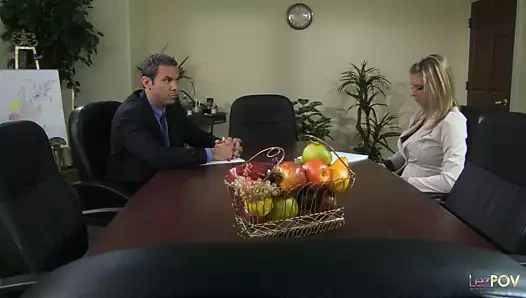 Kendini daha iyi hissetmek için süper baştan çıkarıcı sarışın meslektaşları amını yemek