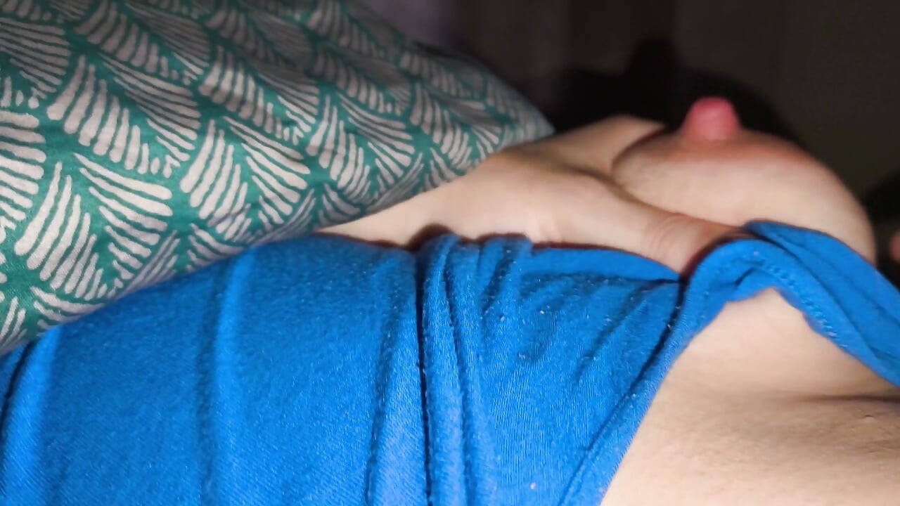 Islak amının içinde titreye titreye dölleme ile sessiz sabah seksi