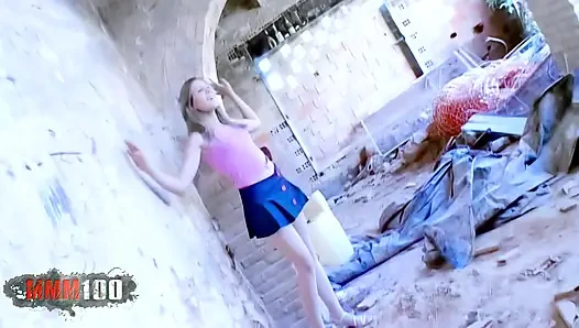 Yaiza del mar: azgın genç sarışın Yaiza del Mar terk edilmiş bir evde striptiz yapıyor