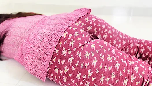 Tamil büyük götlü 19 yaşındaki seksi üvey kız kardeş odasında dinlenirken pencaplı üvey erkek kardeş tarafından sikiliyor - anal boşalma bölüm-3