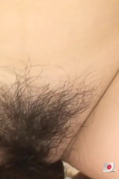 Симпатичная японская тинка обрабатывает кримпай с большим членом