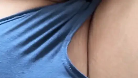 Tatlı kedicik de uykulu görünüyor. Kim onu uyandırmak ister?