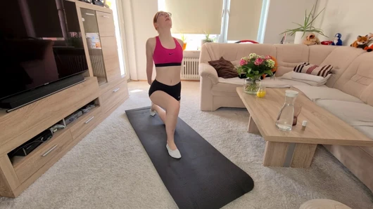 Kızıl saçlı genç kız cam ve spor terliklerle mastürbasyon yapıyor