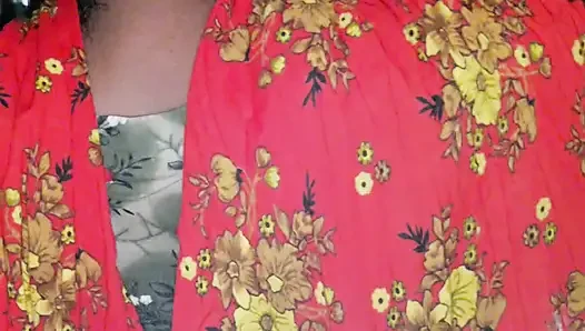 Evli kadının banyo yaparken giyinme sahnesi