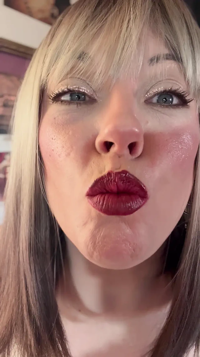 Her elde bir! Tina Snua aynı anda 2 mantar sigarası içiyor - sürüklenen sigara içen omi ome