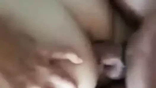 Kleine Hure fingert sich