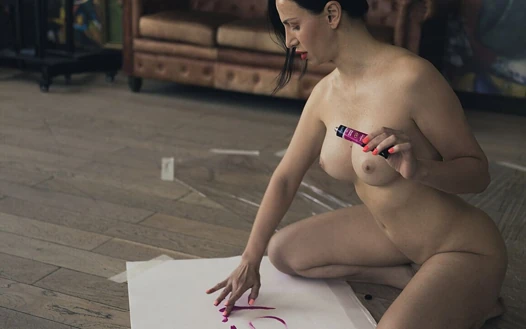 Sanktor - galery'de büyük memeli orta yaşlı seksi kadın sanat çıplak vücut boyası