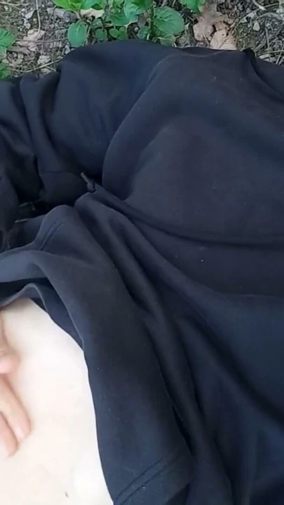 Sevimli eşcinsel twink, dışarıda fermuarından çıkardığı aletiyle otuzbir çekiyor, Jon Arteen | Bölüm 1
