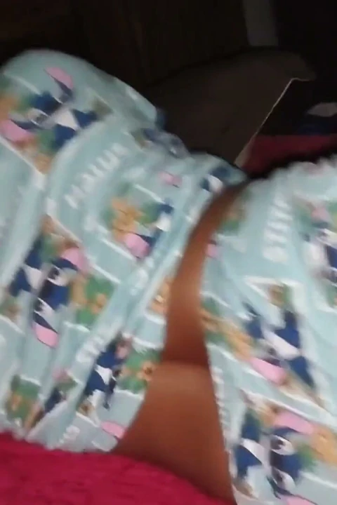 İğrenç üvey babam amımı sikmek için odama geliyor ve sonunda tüm zavallılığı kırıyor