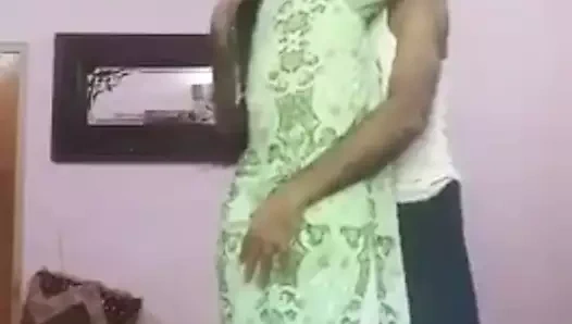 Hintli çiftin romantizmi ve göğüsler basın