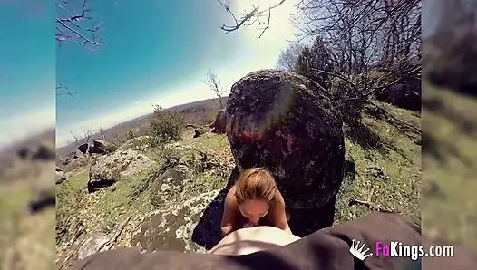 İtaatkar hizmetçi bebek efendisinden seks dersi alıyor. Azgın açık havada ortaçağ seksi!