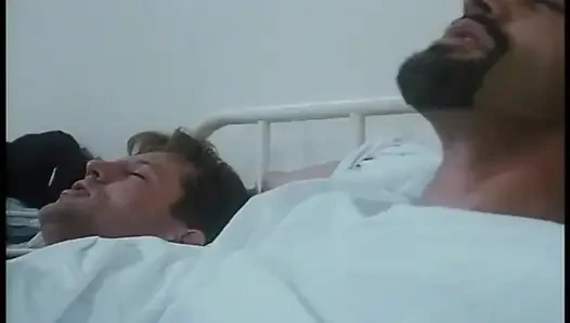 Büyük memeli Sarah Young akıl hastanesinde çifte penetrasyon