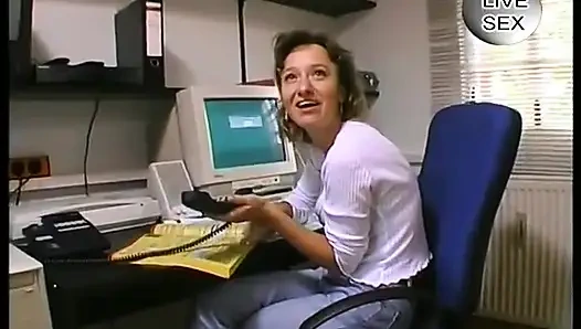 Alman sekreter patronunu sikmeden önce amını gösteriyor