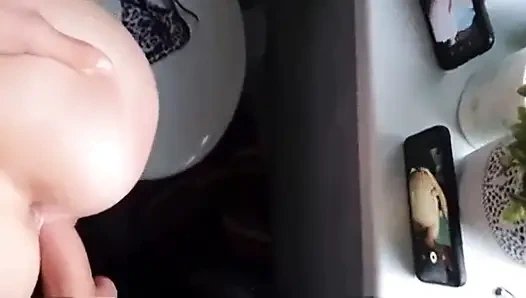 Yabancı beni kulüp tuvaletinde sikiyor ve dölledi